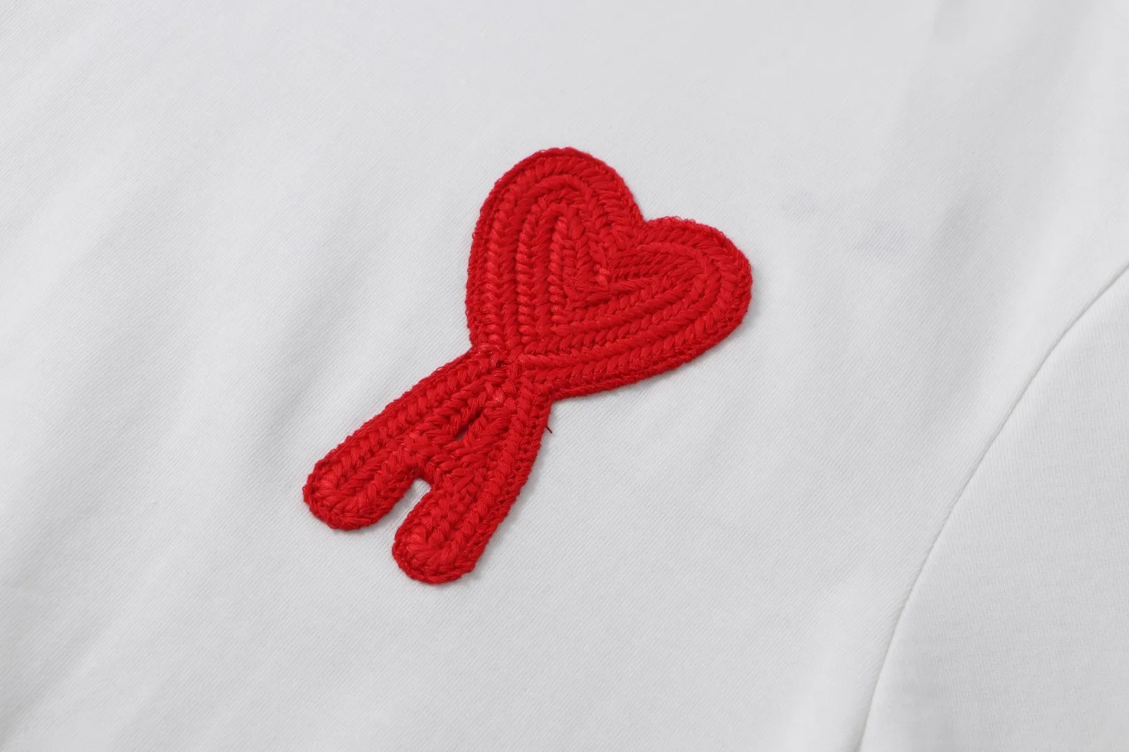 Style No.: A 007# P57 Ami 2026 Spring/Summer New Arrival T-shirt Short Sleeve The workmanship of this chapter is extremely cumbersome and complex. It uses water-soluble polyester and water-soluble thread to start the pattern, dye it, then air-dry, shape it, and then laser process the details. The process takes a long time, which distinguishes it from the junk version of the leaky bottom fabric on the market. We completely restore the correct version of the official website 1:1, with high-weight fabrics, synchronized detail routing, and restored official website letter embroidery, which is the only correct version on the entire network. Color: Apricot Red Black Red White Red Navy Blue Gray Apricot Black Sizes: S-XL